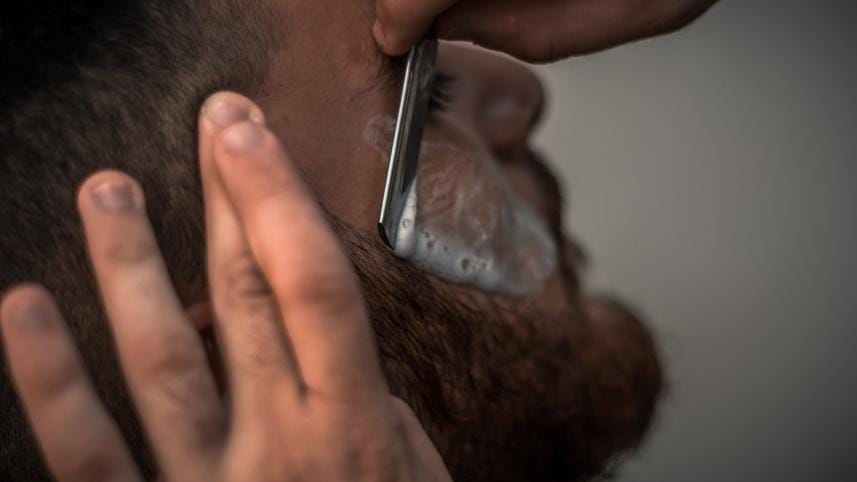 Skin-savvy shaving: Navigating razors for your skin's sake!