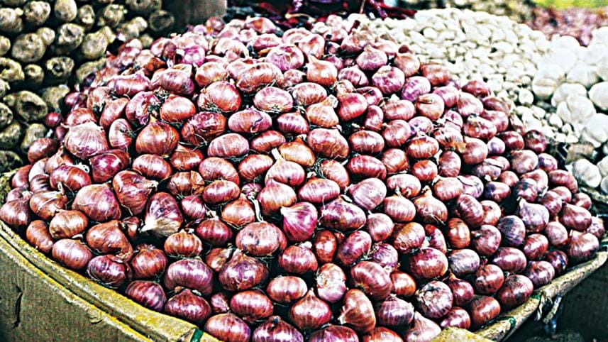 Onion price  Tk204 per kg | Onion prices surge in Dhaka after India’s export ban extension