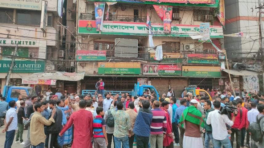 BNP men gathering outside Nayapaltan office for Victory Day rally 