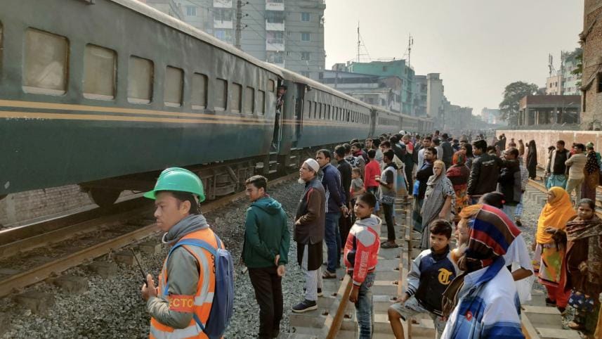 Benapole Express train set on fire in Gopibagh