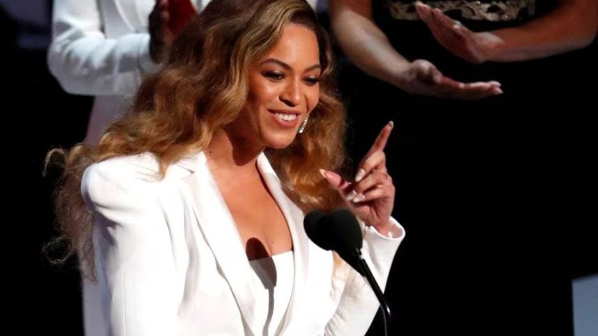 Beyonce storms to first UK no 1 in 14 years with 'Texas Hold 'Em'