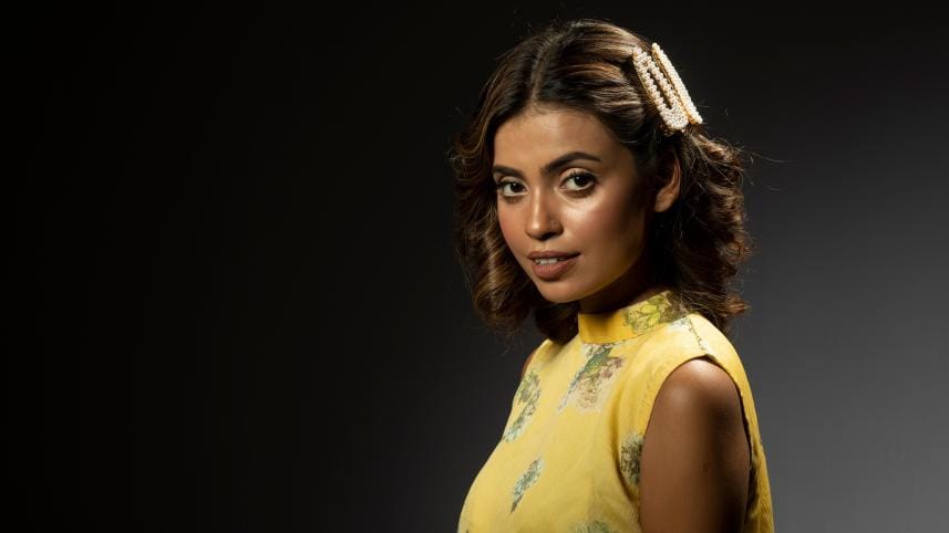 Turn heads with trendy hair clips this summer!