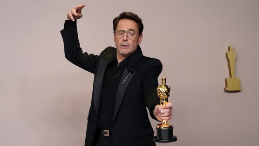 robert_downey_jr_poses_with_the_oscar_1.jpg