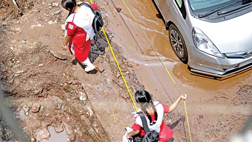 DPDC underground cable work turns commuting into a nightmare on Motijheel-Tikatuli road