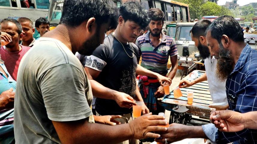 A group of men offering free drinks to day-labourers and rickshaw pullers amid the heatwave.