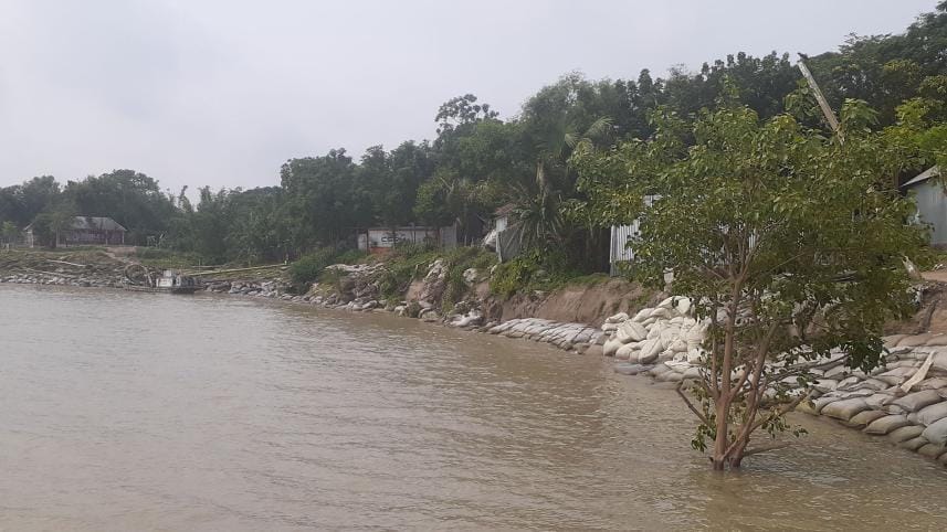 Erosion fear grips 1,000 families