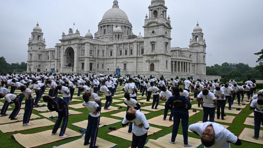 Victoria Memorial yoga session