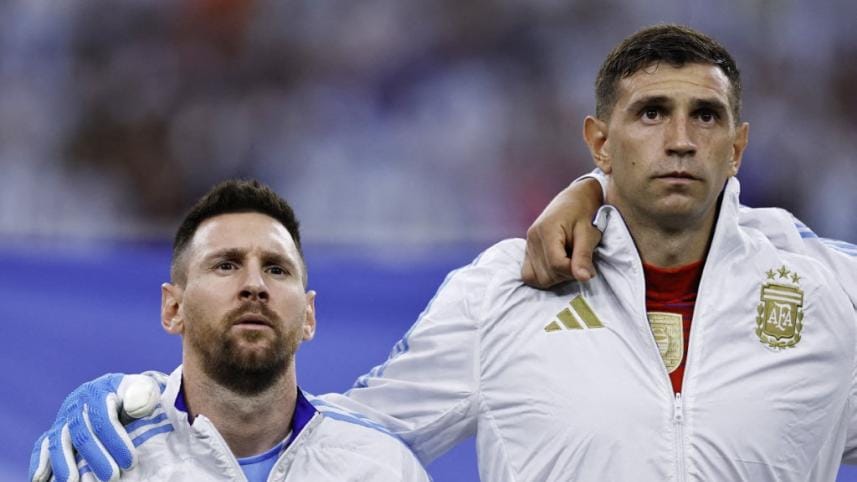 Lionel Messi, Emiliano Martinez.jpg