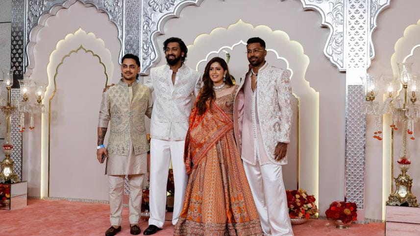 indian_cricketers_ishan_kishan_hardik_pandya_krunal_pandya_and_his_wife_pankhuri_sharma_pose_for_pictures.jpg
