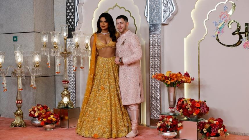nick_jonas_and_priyanka_chopra_pose_for_pictures_on_the_red_carpet.jpg