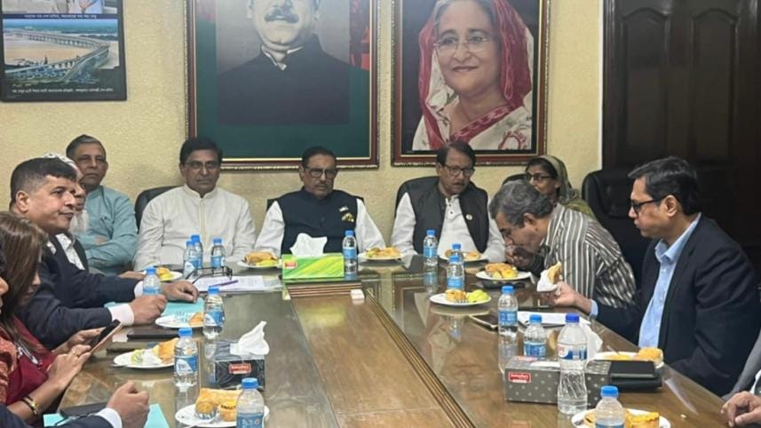 Prottoy pension scheme: Quader sits with protesting university teachers