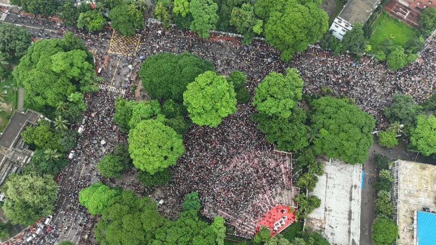 Protesters in Shaheed Minar 