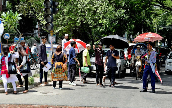 Students manage traffic in Dhaka in 2024