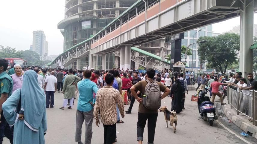 Bashundhara City mall staffers block part of Karwan Bazar intersection