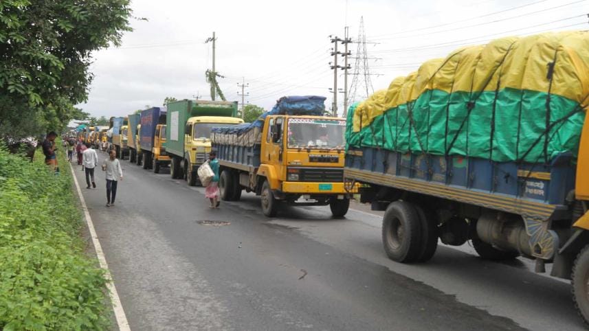 Ctg-Dhaka highway: Vehicles plying Dhaka-bound lane as floodwater recedes