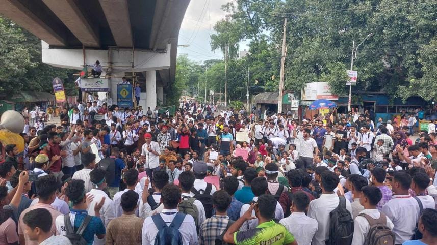 Satrasta Mor blocked by students