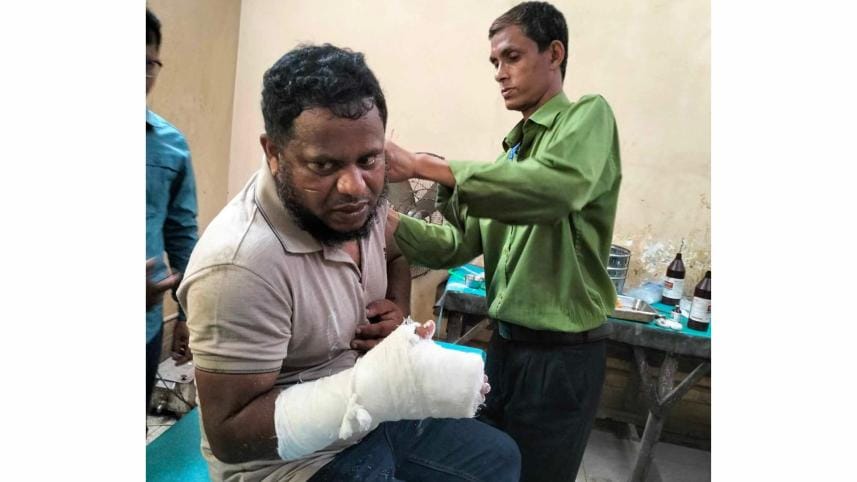 Injured journalist Delwar Hossain.