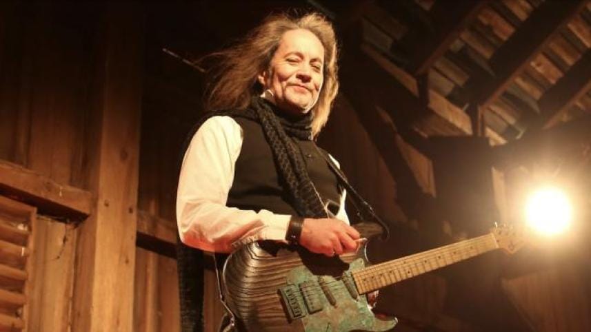 jake_e._lee_1.jpg
