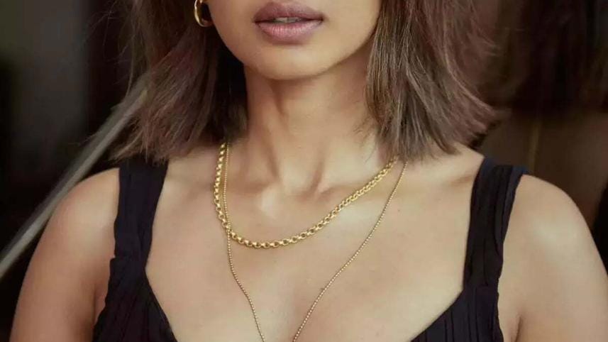 Radhika Apte surprises fans with baby bump reveal.jpg