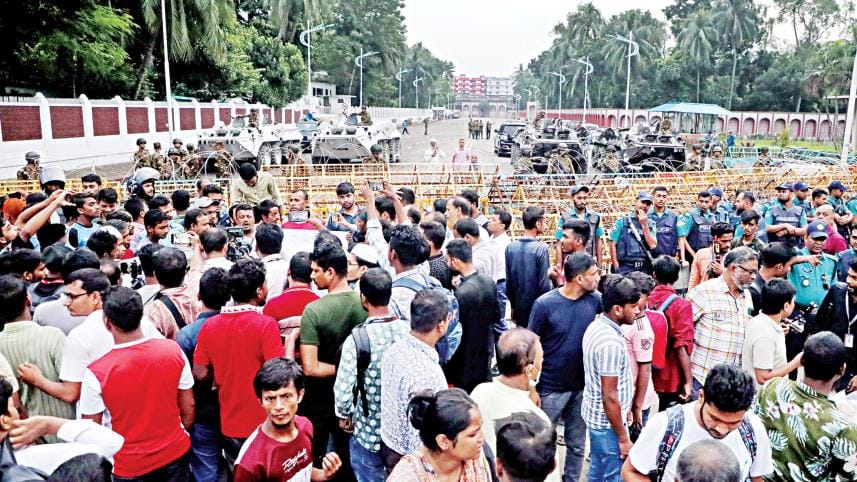 protesters-gather-outside-the-bangabhaban.jpg