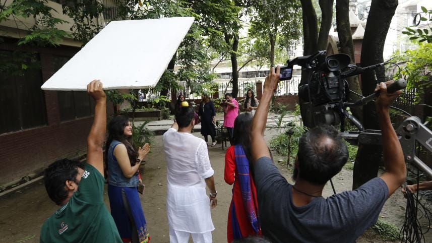 Lightmen struggle to light up their own lives in uncertain industry