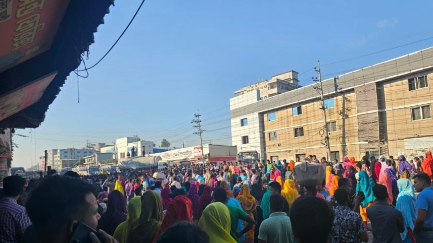 10km tailback as RMG workers block highway for 3rd day