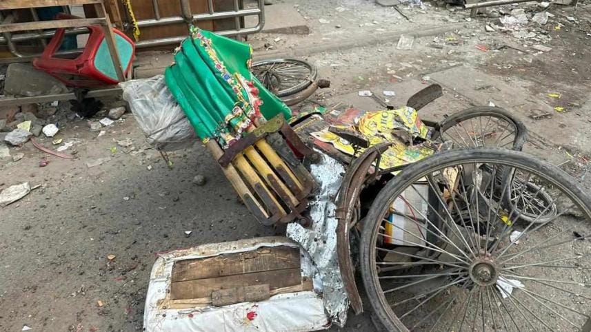 Man killed as rickshaw crushed after bus-truck collision in Paltan