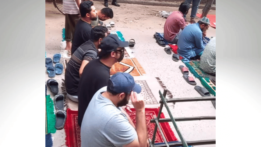 Atif Aslam prays on Dhaka streets