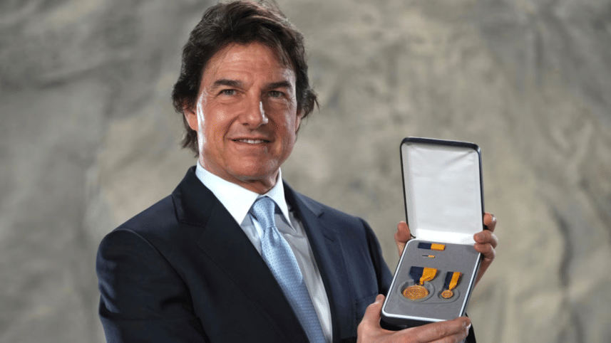 Tom Cruise receives US Navy’s top civilian award.png