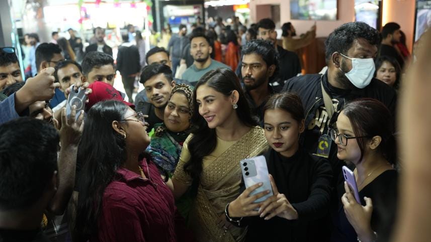 ‘Priyo Maloti’ receives standing ovation at first local screening