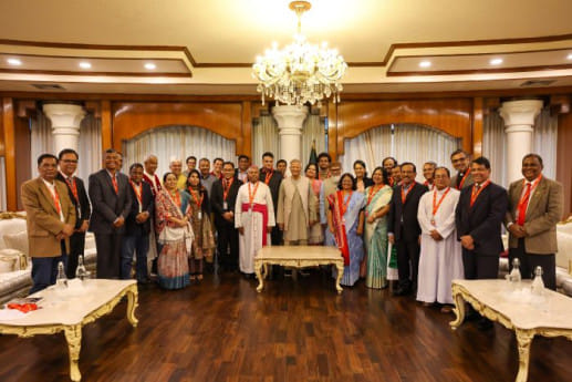Yunus exchanges greetings with Christian leaders