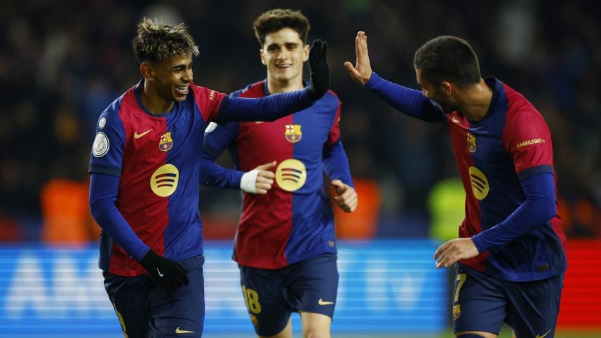 Lamine Yamal with teammates 