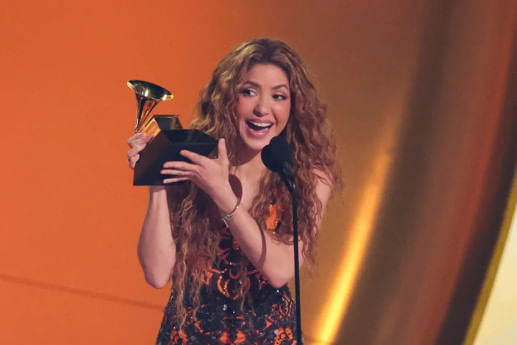 shakira_wins_grammy_2.jpg