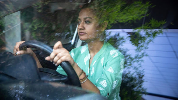 challenges_women_face_when_driving_in_bangladesh.jpg