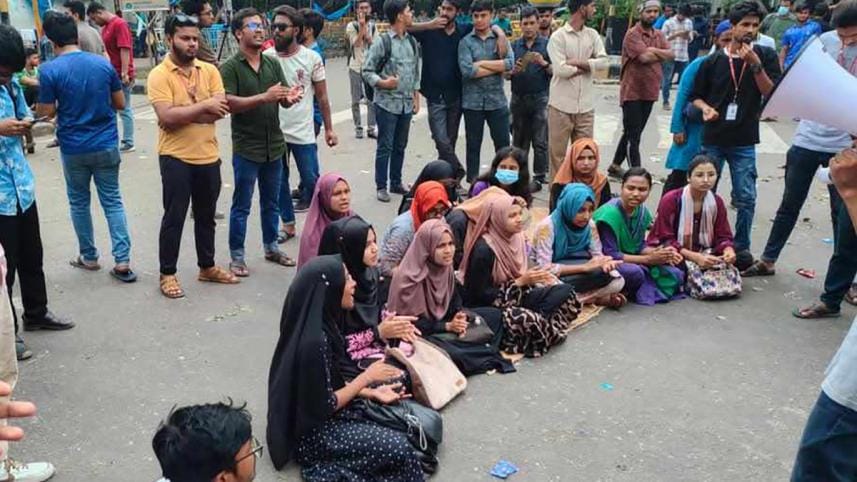 JnU student sit-in Kakrail