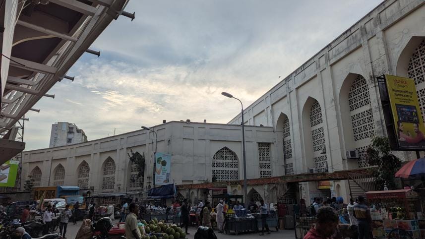 Jhalmuri with chicken wings and eggs? Gulistan’s biriyani-style snack