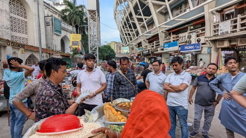 Jhalmuri with chicken wings and eggs? Gulistan’s biriyani-style snack
