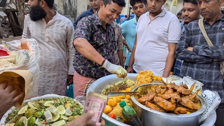 Jhalmuri with chicken wings and eggs? Gulistan’s biriyani-style snack