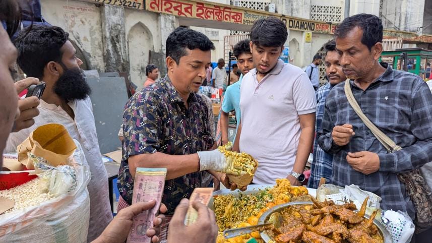 Jhalmuri with chicken wings and eggs? Gulistan’s biriyani-style snack