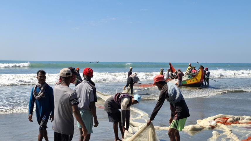 Sea breeze, moon-boats and silent shores — Teknaf in November