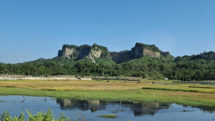 Sea breeze, moon-boats and silent shores — Teknaf in November