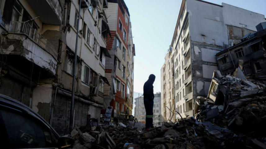 uake death toll passes 45000.jpg