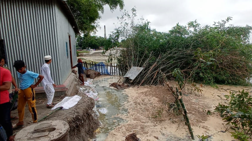 Faridpur house washed into Padma.jpg