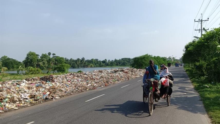Huge Garbage piled up on the road at the entrance to Keshabpur Upazila town of Jashore.jpg