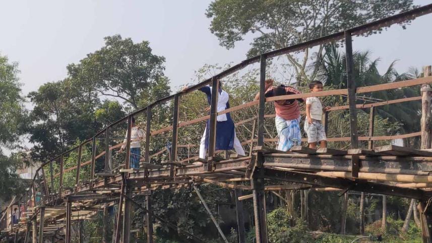 Bagerhat Residents Risk Lives Daily on Decaying Wooden Bridge_5bc9.jpg
