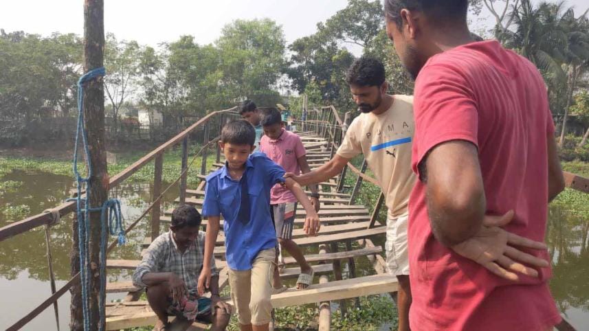 Bagerhat Residents Risk Lives Daily on Decaying Wooden Bridge_f881.jpg