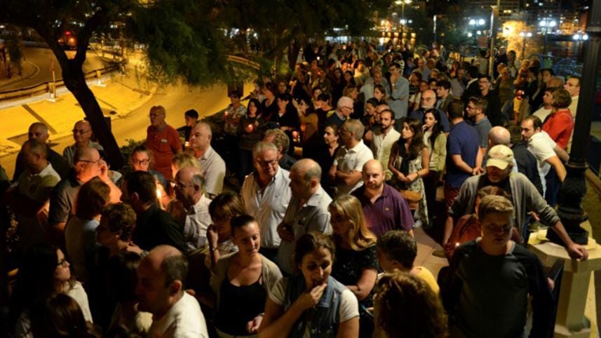 Car bomb kills Maltese journalist who exposed Panama paper link 