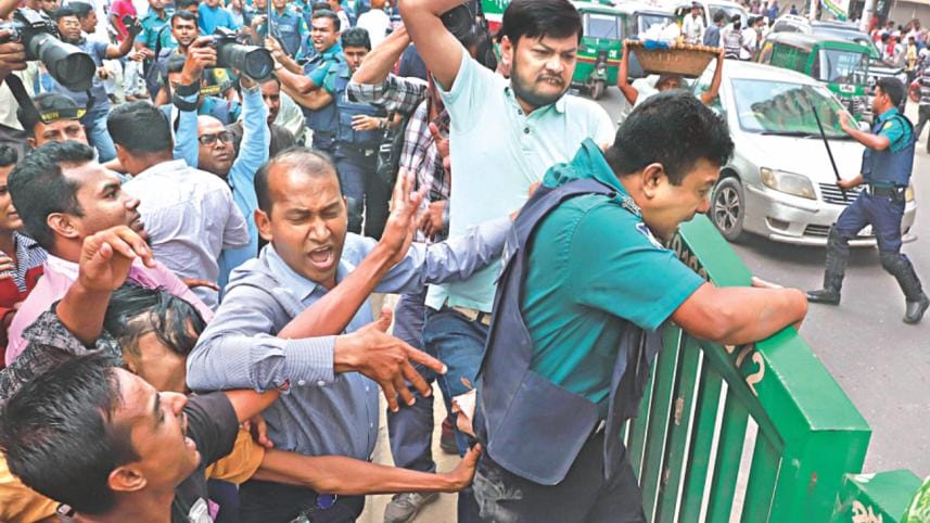 BNP men clash with police at Naya Paltan, Dhaka