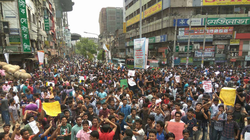 Students of Jagannath University blocking English Road in Old Dhaka