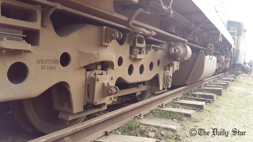 Natore_train_derail_2.jpg